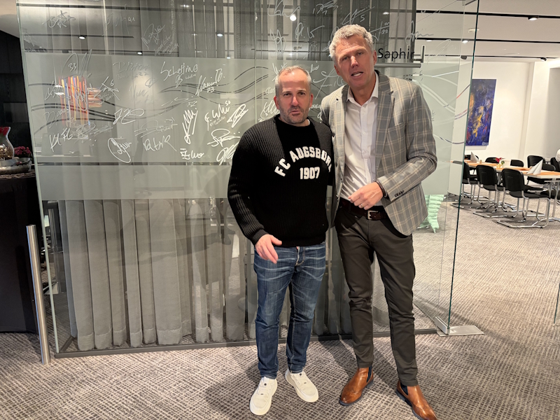 Manuel Baum, neuer Interims-Cheftrainer des FC Augsburg, bei der Begrüßung im Hotel Schempp mit dem Geschäftsführer Holger Lutzenberger